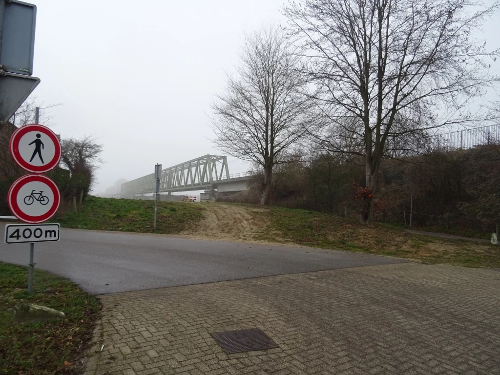 Bestaande spoorbrug over de Maas